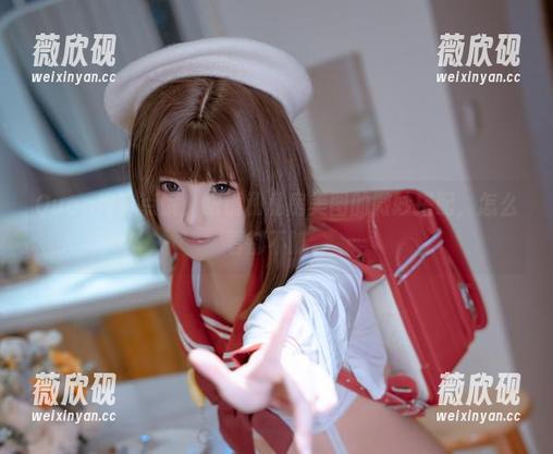 Quan冉有点饿，眼镜和私房美图的微妙搭配，怎么看都不腻。