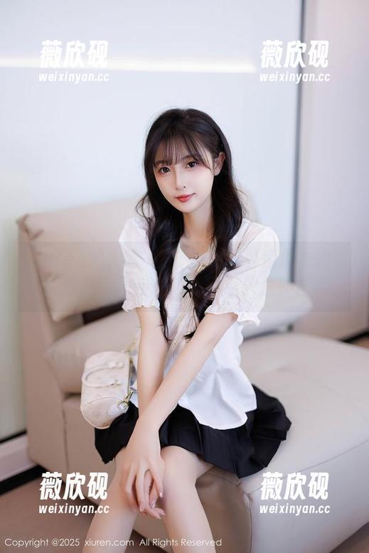 Xiuren秀人网-糯米nm Xiuren秀人网 - 糯米nm的私房皮衣确实有点意思,图包里藏的可不只是外套哦...