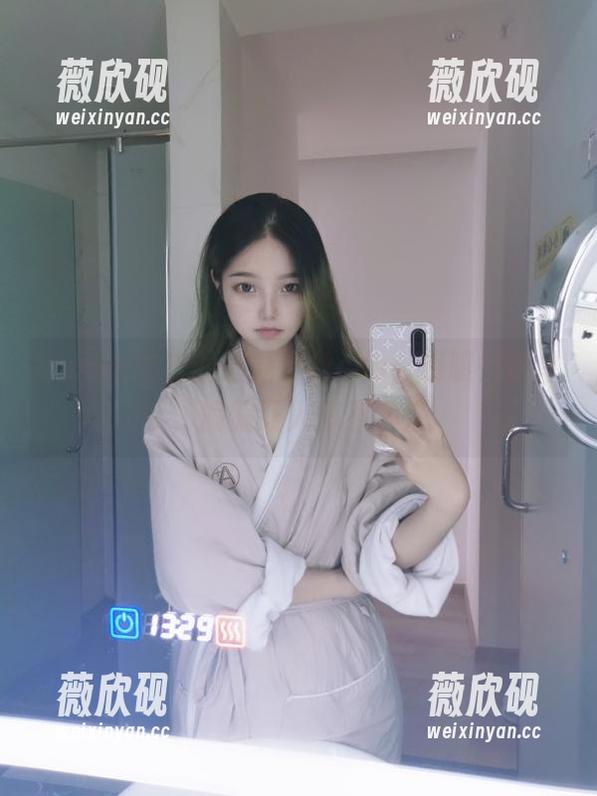 eloise软软的最新黑丝cos，明明很简单，偏偏让人停不下来