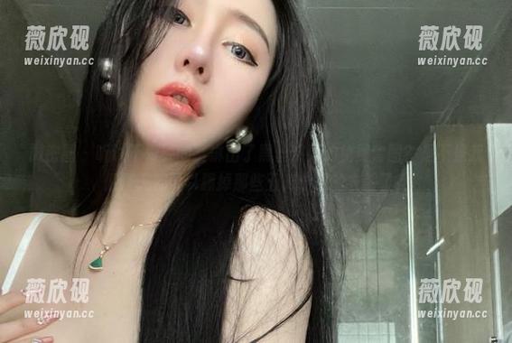微密圈 - 听说不爱笑的赛琳出了黑丝系列的免费套图？是不是我们整天都可以踢掉那些五光十色的衣服了？