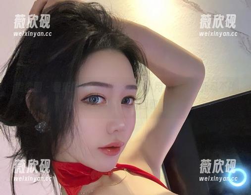 微密圈 - 最新照片，不爱笑的赛琳用心看，让我忍不住想把这份凝视好好回敬回来。