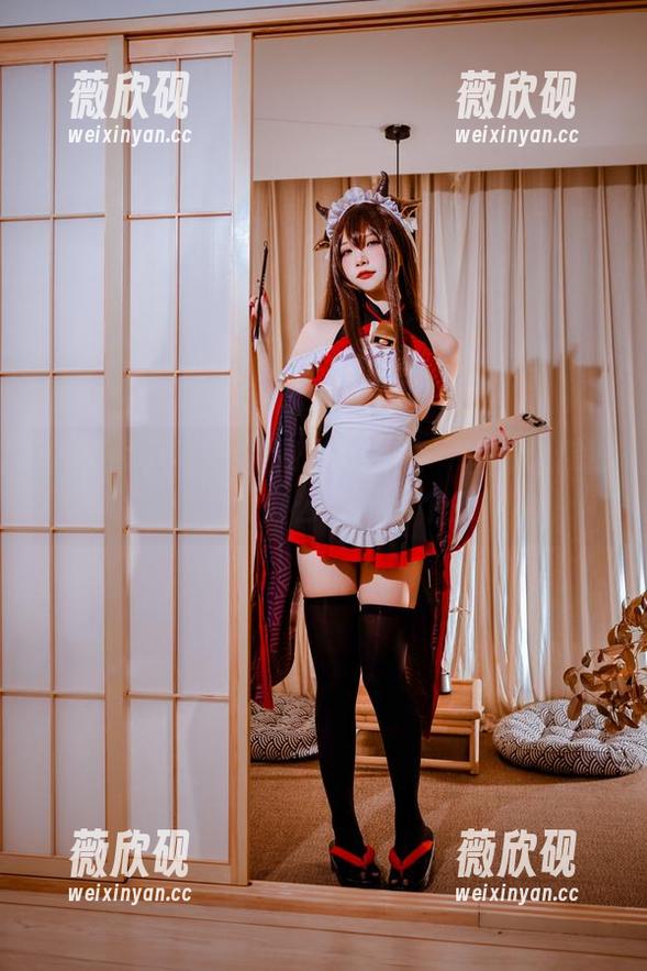 二佐Nisa与他的秘书们：这一套图让你忍不住想朝办公桌里探个头！