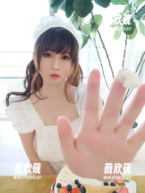 来感受一下依依超级懒的透明女仆合集，壁纸简直让人忍不住多看几眼。