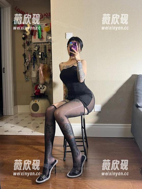 微密圈 - 卡通百科老王的尺度，红裙的优雅，私拍美图里的怪诞与美感并存