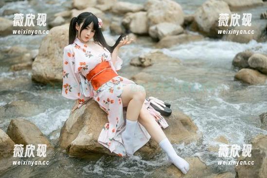 失眠小宁的泳池冒险：这组写真能让我水肿吗？