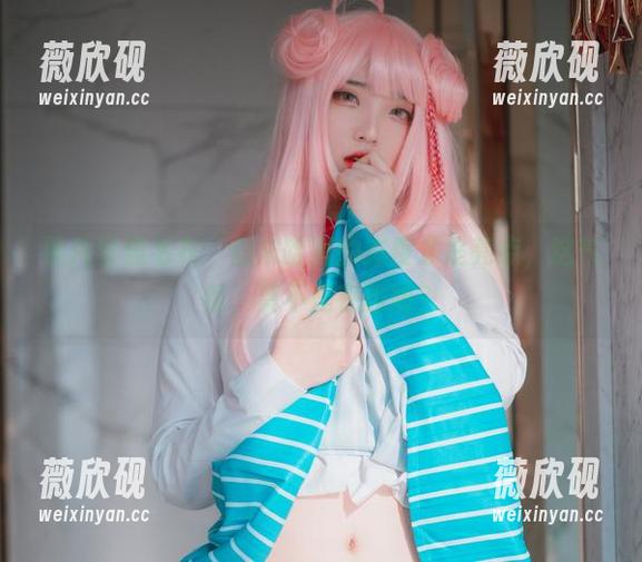 照片聚焦毛衣，但宋哈娜的态度才是亮点，这气氛，莫不是在撒娇？