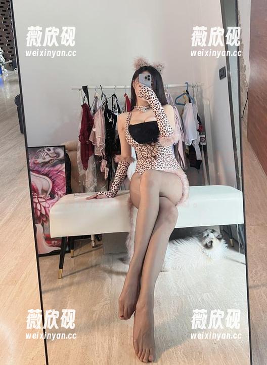 小玉吃果冻 微密圈 - 小玉吃果冻白背心紧身牛仔短裤合集,发散思维,诶,牛仔短裤下面是不是有海风的味道,哈哈。