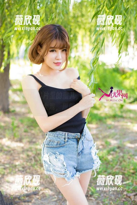 尤果网 - 照片里的蜜儿，她的眼神好像在演一出情感大戏，原图张嘴就能嗑瓜子。