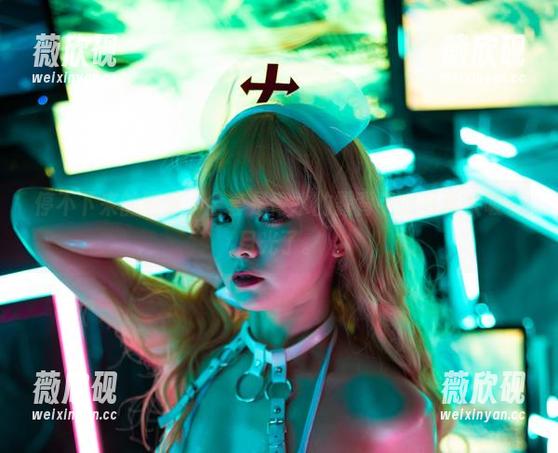停不下来的眼睛，全套是青水的露背毛衣写真太吸引目光了。