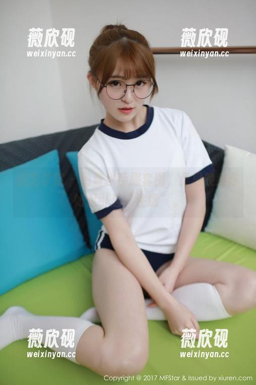 模范学院 - 免费水手服套图，吴思晚教你如何引起“注意”。