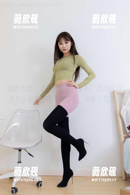 物恋传媒 - 桌子上放着一堆书，岚岚的JK居然让我想去图书馆打卡，美丽又有文化。