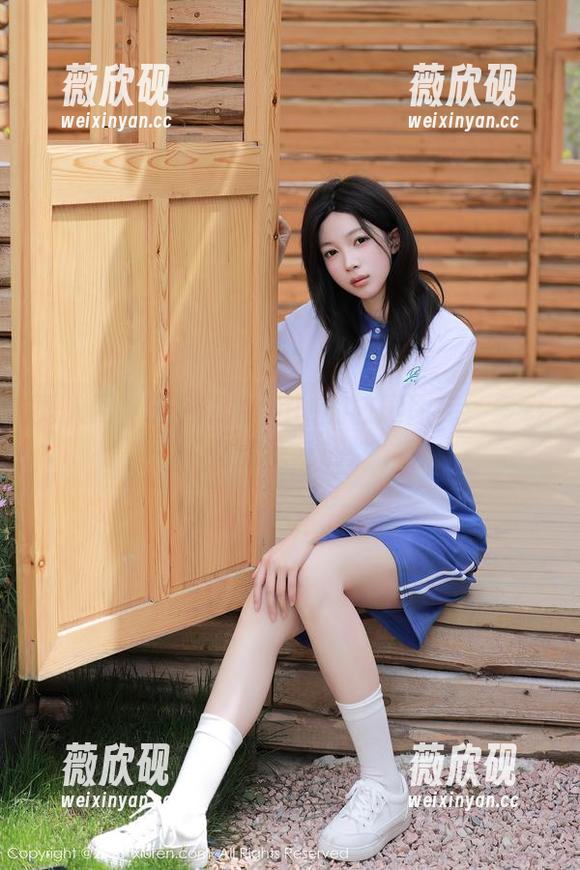 秀人网 - 子纯儿Annie的校园图库：多彩的迷乱与随性