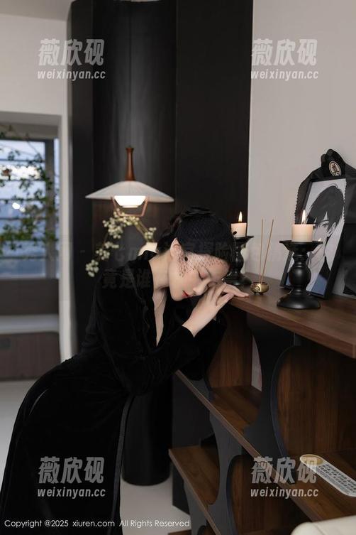 秀人网 - 美七mia浴室探险图包精选：究竟是谁在水中作祟？