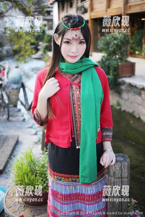美媛馆 - 许诺sabrina的全套写真，职业装也能穿出不一样的态度