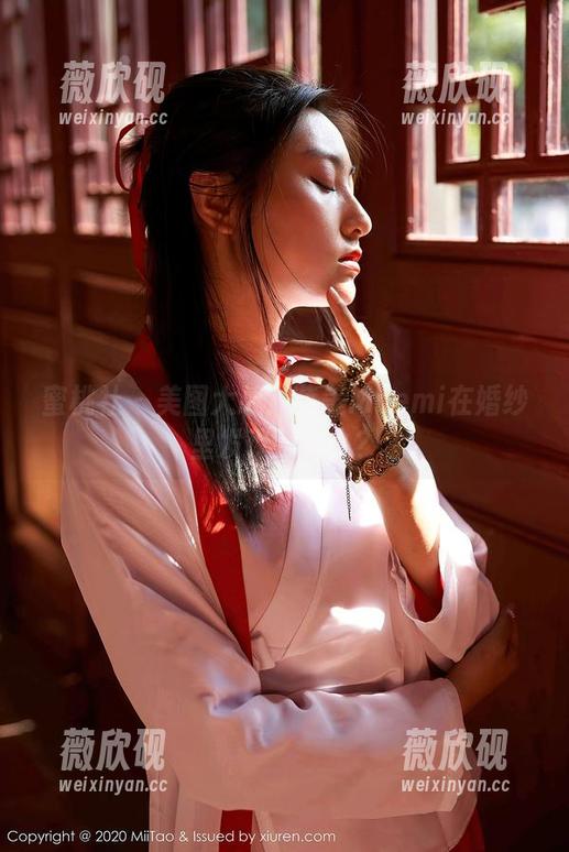 蜜桃社 - 美图大战！萌美Moemi在婚纱里发现了什么？