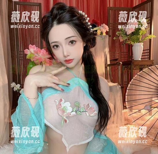 雯妹不讲道理的写真，低胸果足，其实我在看什么啊？
