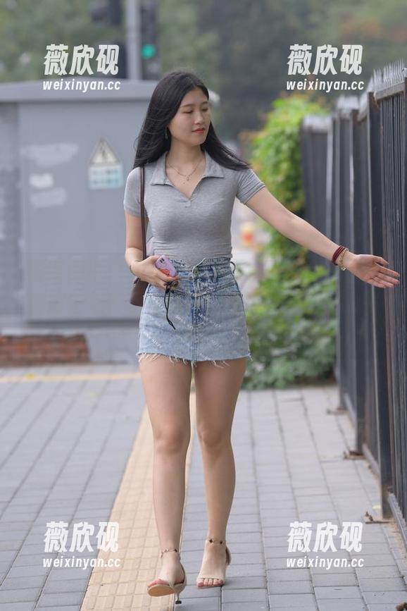 魔镜街拍-婷婷 魔镜街拍 - 有什么比一条包臀灰裙更适合休闲午后?下载高清!婷婷就是最好的答案呀!