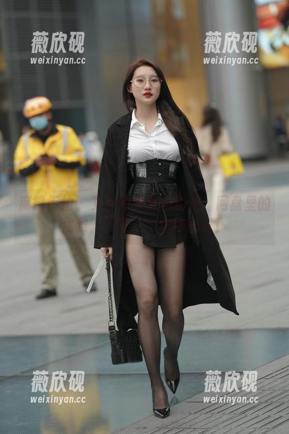 魔镜街拍-艾小青 魔镜街拍 - 艾小青的旗袍街拍:网盘里的优雅,下载一个像带回家!