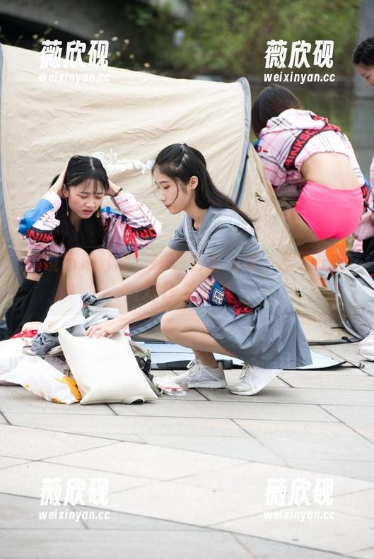 魔镜街拍 魔镜街拍分享:绿色包臀短裙,那双长腿真让人垂涎