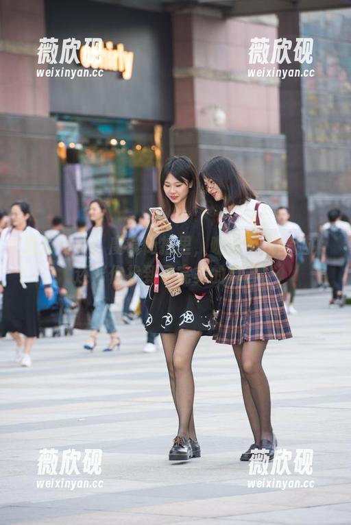 最新写真：魔镜街拍里，咖啡不仅醒脑，还帮你找到了完美的自己。