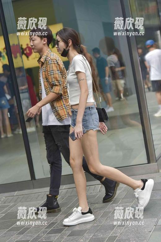 打从心底赞叹：魔镜街拍的小姐姐，紧身裤是美图资源的绝妙结合！